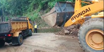 Ruas Jalan Geopark Sempat Terhadang Longsor Selama 5 Jam