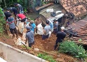 Warga Purabaya Gotong-royong Evakuasi Longsoran