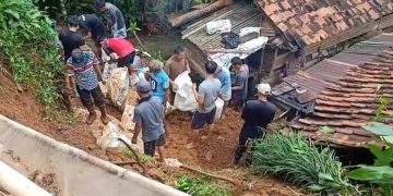 Warga Purabaya Gotong-royong Evakuasi Longsoran