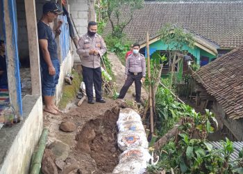 Kapolsek Caringin Tinjau Lokasi Longsor dan Korban di Desa Seuseupan