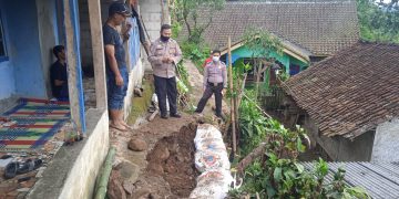 Kapolsek Caringin Tinjau Lokasi Longsor dan Korban di Desa Seuseupan