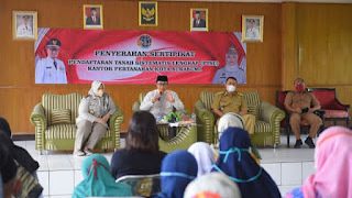 Simbolis, Walikota Bagikan Sertifikat Warga Kelurahan Karangtengah Gunungpuyuh