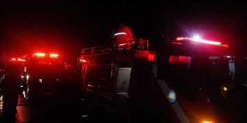 Damkar Terjunkan 5 Unit Kendaraan Padamkan Api di Lembursitu