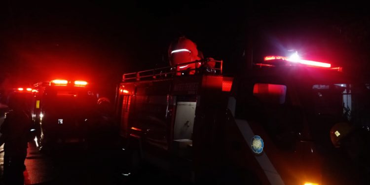 Damkar Terjunkan 5 Unit Kendaraan Padamkan Api di Lembursitu