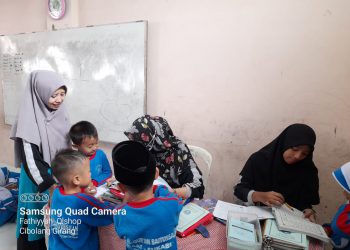 Kepala PaudQu Baitussalam Cisaat Laksanakan Supervisi Kelas