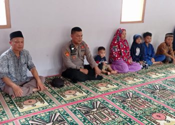 Kapolsek Cireunghas Beri Santunan dan Ajak Makan Puluhan Anak Yatim