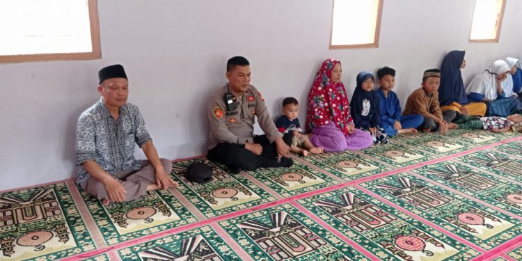 Kapolsek Cireunghas Beri Santunan dan Ajak Makan Puluhan Anak Yatim