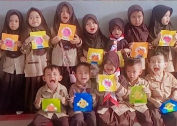 Siswa PaudQu Baitussalam Cisaat Membuat Kreativitas