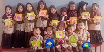 Siswa PaudQu Baitussalam Cisaat Membuat Kreativitas