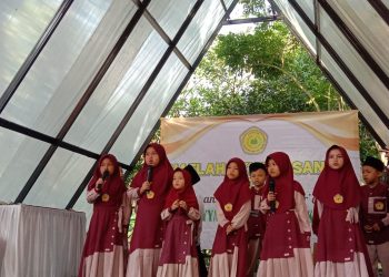 Santri Pesantren Tahfidz Al-Qur’an Fathiyyah Zahra Abdul Karim Lantunkan Shalawat di Acara Haflah Akhirussanah Ke-1