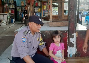 Polisi Hantarkan Bocah Tersesat di Pasar Pangleseran Gunungguruh