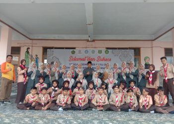 Kepala MI Baitussalam Lepas Kontingen Putra-Putri MI Baitussalam Dalam Rangka Kegiatan Perkemahan