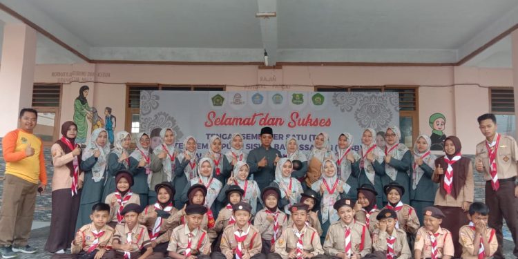 Kepala MI Baitussalam Lepas Kontingen Putra-Putri MI Baitussalam Dalam Rangka Kegiatan Perkemahan