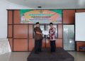 Kepala MI Baitussalam Berikan Piagam Ucapan Terima Kasih Kepada Narasumber Pembinaan