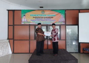 Kepala MI Baitussalam Berikan Piagam Ucapan Terima Kasih Kepada Narasumber Pembinaan