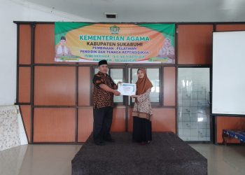 Kepala PaudQu Baitussalam Berikan Piagam Ucapan Terima Kasih Kepada Narasumber Pembinaan