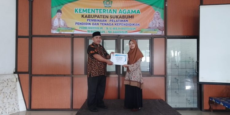 Kepala PaudQu Baitussalam Berikan Piagam Ucapan Terima Kasih Kepada Narasumber Pembinaan