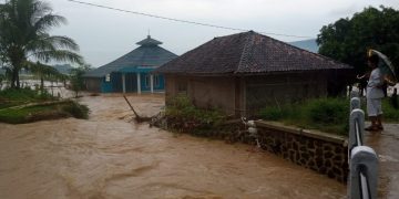 Banjir Rendam Masjid dan 3 Rumah di Tamanjaya Ciemas