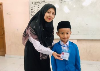 Kepala Paud Al-Qur’an Baitussalam Berikan Kartu Peserta TSS TKSB