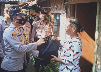 Polsek Gunungpuyuh Bagikan Sembako untuk Pedagang dan Ojek