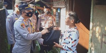 Polsek Gunungpuyuh Bagikan Sembako untuk Pedagang dan Ojek