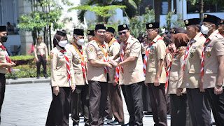 Wali Kota Sukabumi Terima Penghargaan Darma Bakti Gerakan Pramuka dari Ridwan Kamil