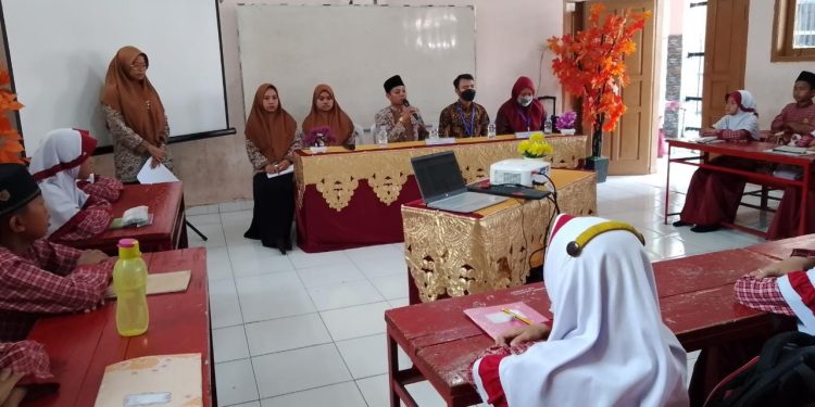 MI Baitussalam Sambut Tim Survei Kegiatan Evaluasi Dampak AKMI Tahun 2022