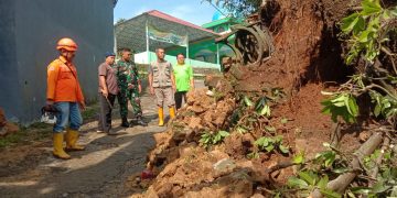 Longsor di Parakansalak Satu Keluarga Mengungsi