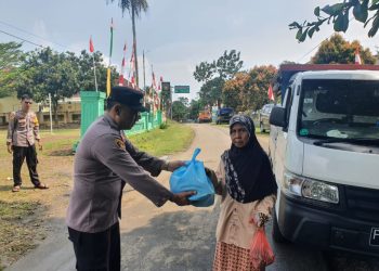 Kapolsek Ciemas Keliling Bagikan Sembako untuk Warga Kurang Mampu