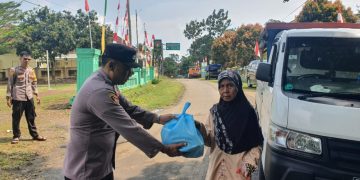 Kapolsek Ciemas Keliling Bagikan Sembako untuk Warga Kurang Mampu
