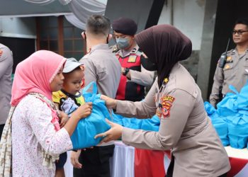 Ratusan Paket Komoditi Dibagikan Polres Sukabumi Kota