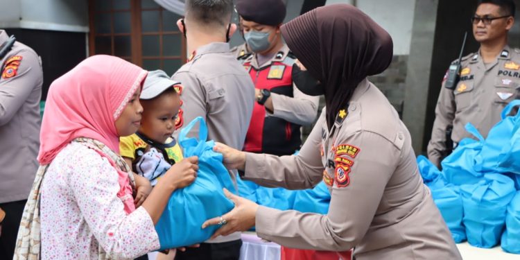 Ratusan Paket Komoditi Dibagikan Polres Sukabumi Kota