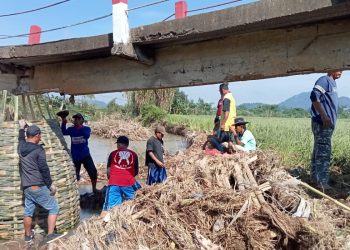 Dihantam Banjir Bandang, Warga Gegerbitung Gotong-royong Perbaiki Tiang Jembatan