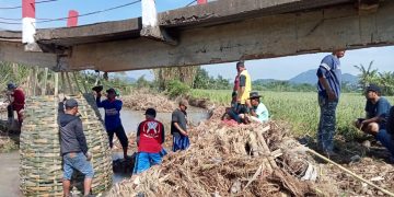 Dihantam Banjir Bandang, Warga Gegerbitung Gotong-royong Perbaiki Tiang Jembatan