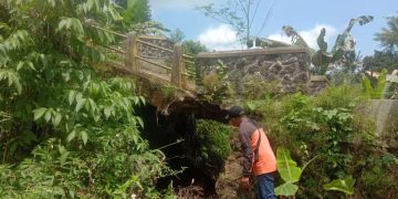 Tergerus Air Jembatan Pasirbitung Parakansalak Pondasinya Ambruk