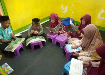 Santri Tahfidz Al-Qur’an Fathiyyah Zahra Abdul Karim Sebelum Pengajian Dimulai, Awali dengan Literasi