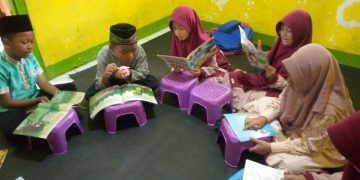 Santri Tahfidz Al-Qur’an Fathiyyah Zahra Abdul Karim Sebelum Pengajian Dimulai, Awali dengan Literasi