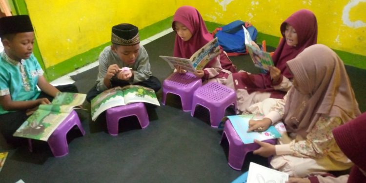 Santri Tahfidz Al-Qur’an Fathiyyah Zahra Abdul Karim Sebelum Pengajian Dimulai, Awali dengan Literasi