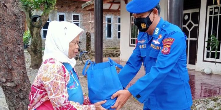Polairud Salurkan Bansos untuk Keluarga Lansia Nelayan Palabuhanratu