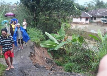 Jalan Penghubung Desa di Sagaranten Longsor