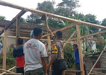 Bhabinkamtibmas Polres Sukabumi bersama Warga, Perbaiki Rumah Seorang Tuna Wisma