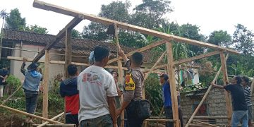 Bhabinkamtibmas Polres Sukabumi bersama Warga, Perbaiki Rumah Seorang Tuna Wisma