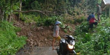 Longsor Tutup Jalan Timpa Rumah dan Kendaraan di Cikarang Cidolog