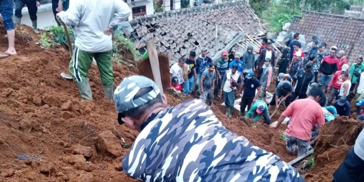Bencana Tanah Longsor di Kecamatan Caringin, Timbun Tiga Orang