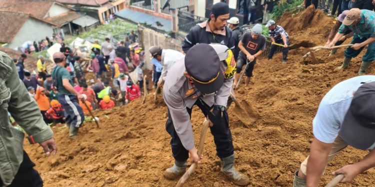 Kapolsek Caringin Turut Melakukan Pencarian Korban Bencana Tanah Longsor