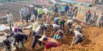 Polisi Bantu Evakuasi Material Tanah Longsor di Kecamatan Caringin