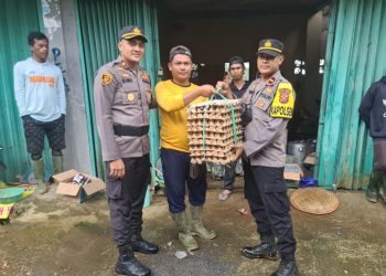 Wakapolres Sukabumi Berikan Bantuan Sembako Korban Longsor di Kecamatan Caringin