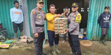 Wakapolres Sukabumi Berikan Bantuan Sembako Korban Longsor di Kecamatan Caringin