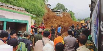 Sekda Tinjau Lokasi Longsor Caringin dan Ucapkan Belasungkawa