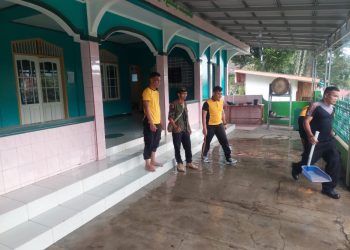 Polisi Serempak Gelar Jumat Bersih dengan Mendatangi Masjid